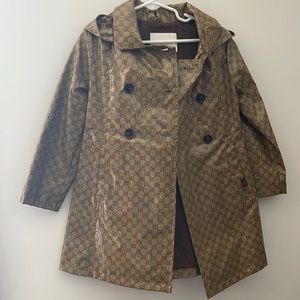 Girls Gucci raincoat 4 with bucket hat M